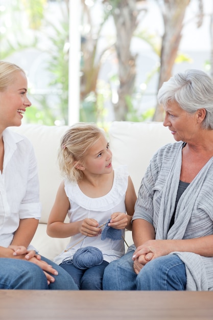 Famiglia che lavora a maglia insieme a casa