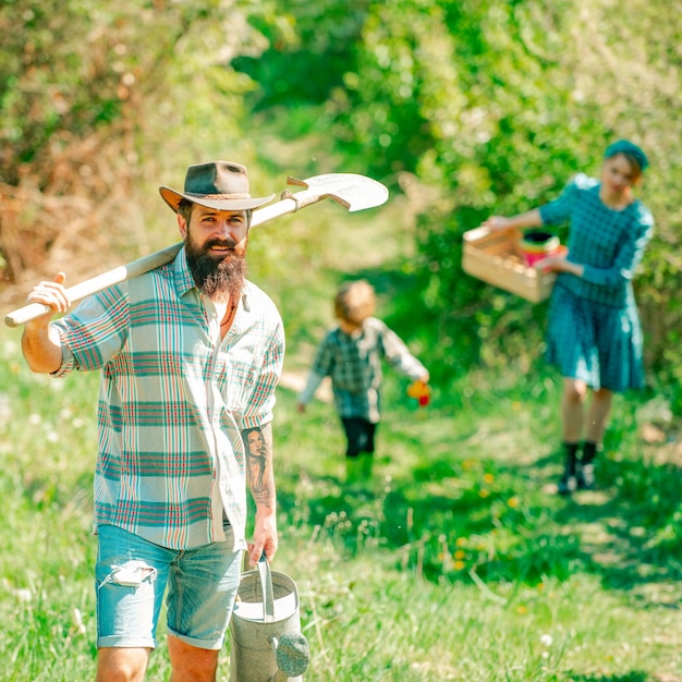 Famiglia che lavora insieme in fattoria