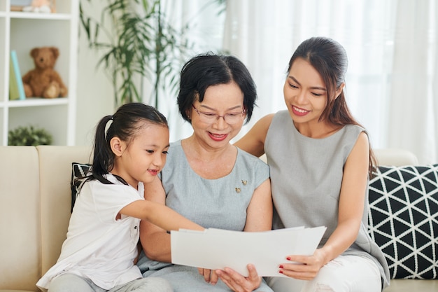 Famiglia che legge una lettere a casa