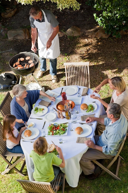 Famiglia che mangia in giardino