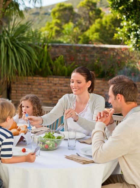 Famiglia che mangia in giardino