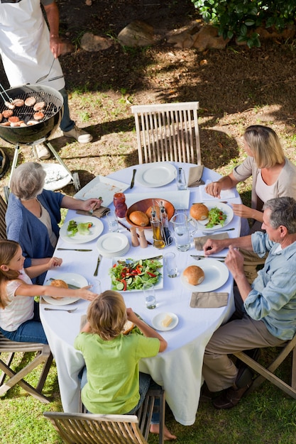 Famiglia che mangia in giardino