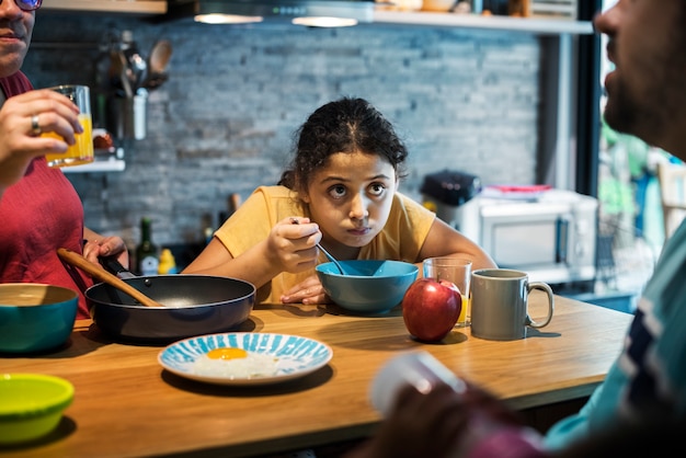 Famiglia che mangia insieme al tavolo da pranzo