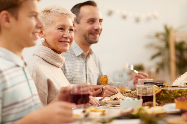 Famiglia che mangia pasto al tavolo