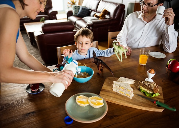 Famiglia che mangia prima colazione insieme mattina