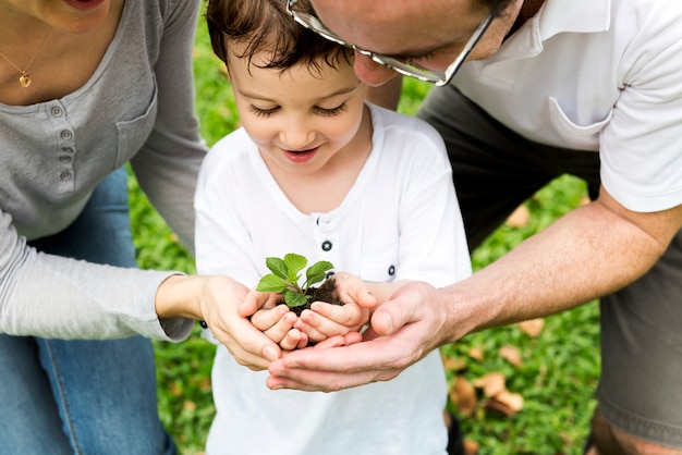 Famiglia che pianta insieme un albero