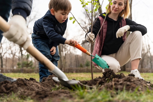 Famiglia che placca insieme un albero