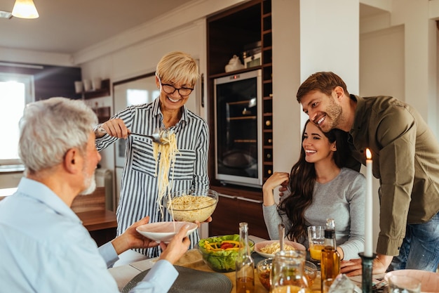 Famiglia che pranza insieme a casa