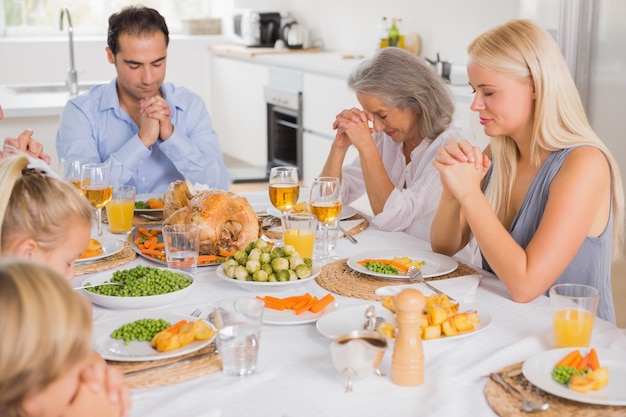 Famiglia che prega prima di cena