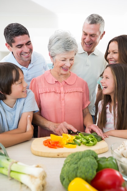 Famiglia che prepara cibo al bancone