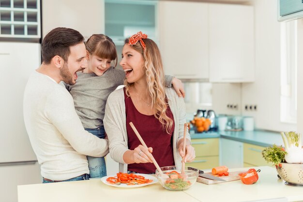 Famiglia che prepara la colazione in cucina