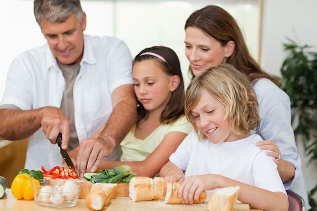 Famiglia che prepara panini