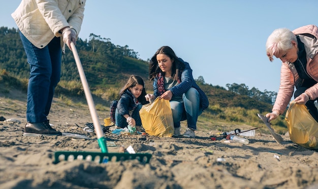 Famiglia che raccoglie la plastica sulla spiaggia