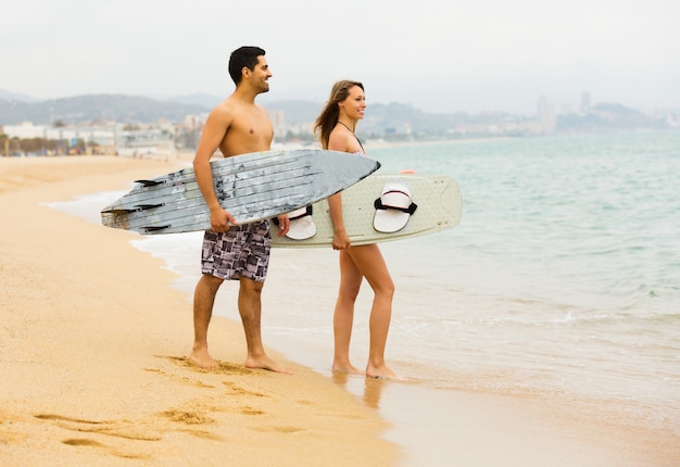 Famiglia che riposa con tavole da surf