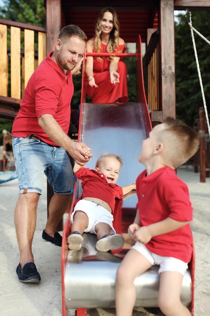 Famiglia che riposa in un parco divertimenti