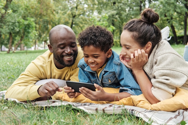 Famiglia che riposa insieme nel parco