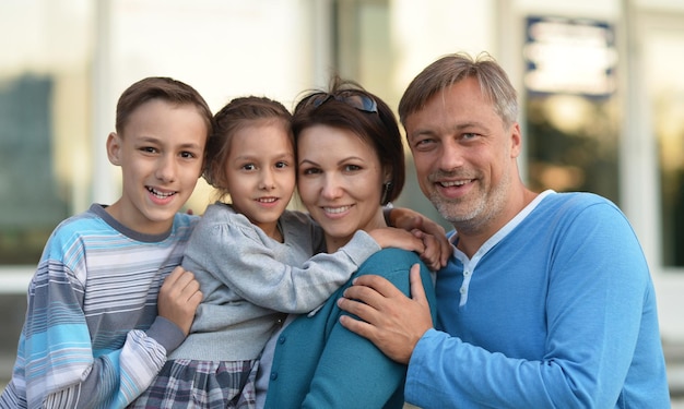 Famiglia che riposa nel parco estivo