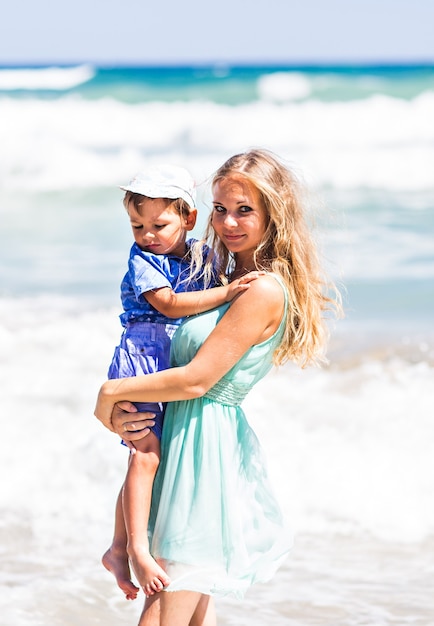 Famiglia che riposa sul mare e si diverte in una luminosa giornata di sole.