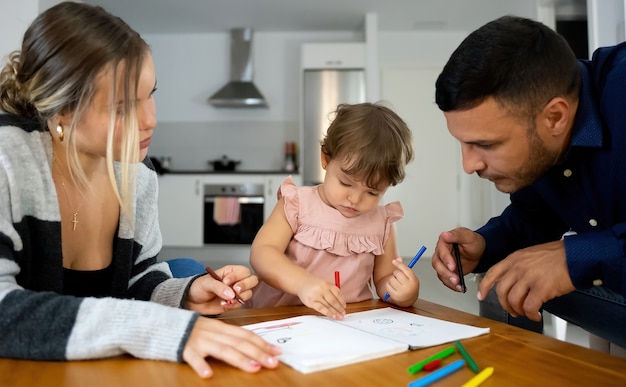 famiglia che si diverte a dipingere in soggiorno