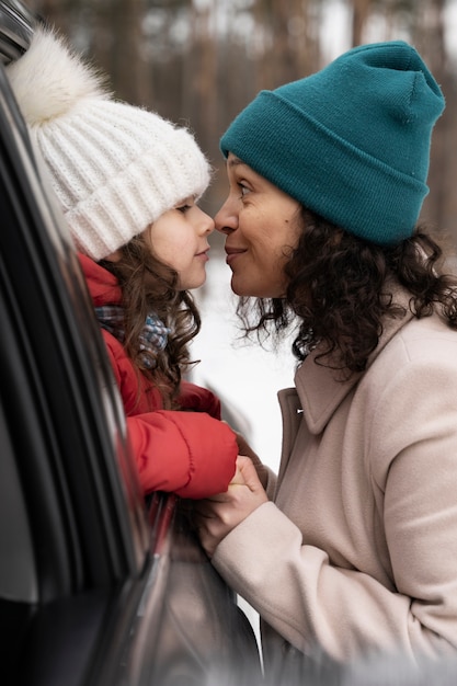 Famiglia che si diverte durante il viaggio invernale