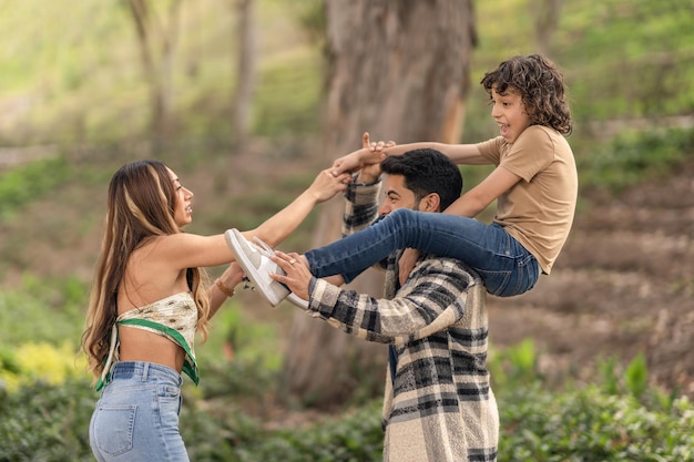 Famiglia che si diverte e scherza in un parco