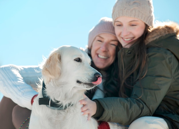 Famiglia che si diverte in inverno