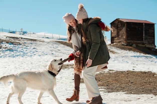 Famiglia che si diverte in inverno