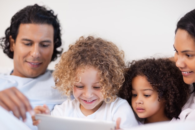 Famiglia che si diverte nel letto