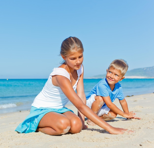 Famiglia che si diverte sulla spiaggia