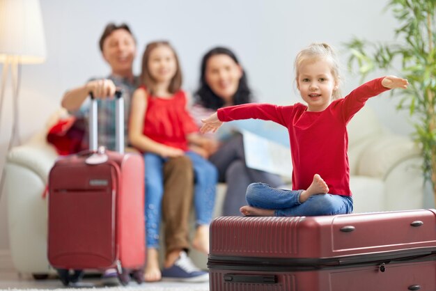 Famiglia che si prepara al viaggio