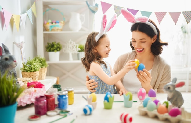 Famiglia che si prepara alla Pasqua