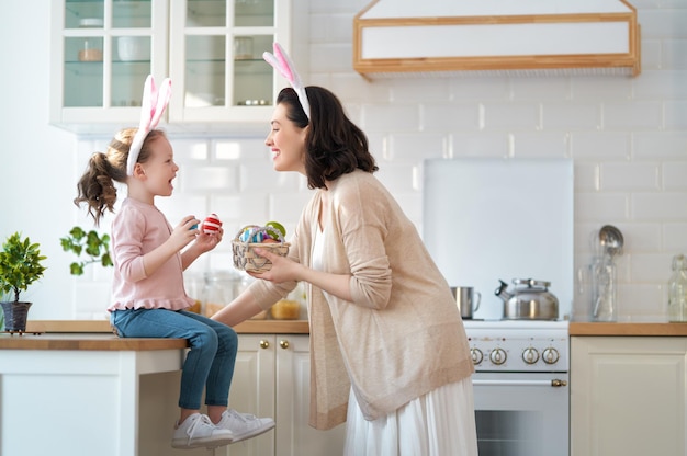 Famiglia che si prepara alla Pasqua