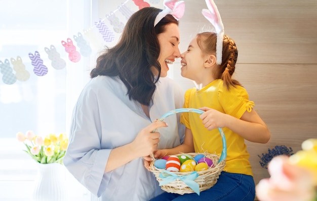 Famiglia che si prepara alla Pasqua