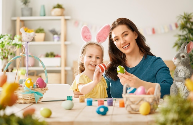 Famiglia che si prepara alla Pasqua