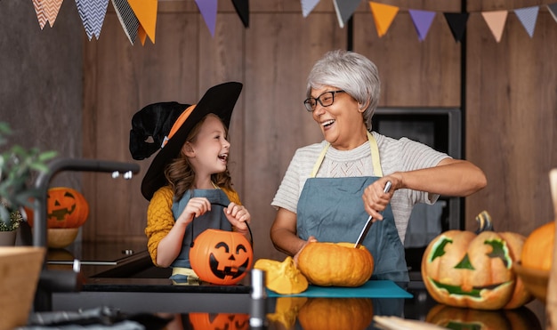 Famiglia che si prepara per Halloween