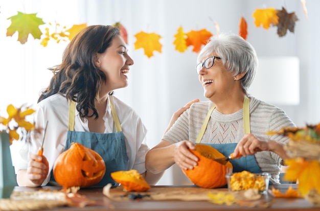 Famiglia che si prepara per Halloween