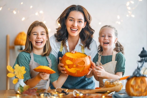 Famiglia che si prepara per Halloween