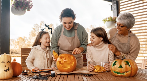 Famiglia che si prepara per Halloween