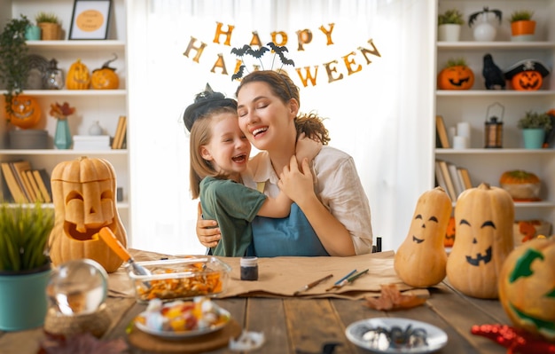 Famiglia che si prepara per Halloween