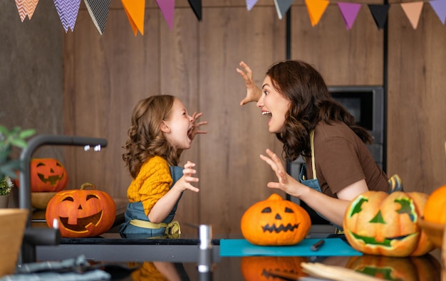 Famiglia che si prepara per Halloween