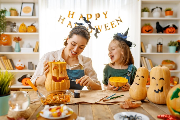 Famiglia che si prepara per Halloween