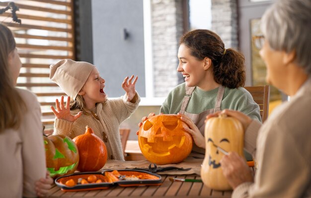 Famiglia che si prepara per Halloween