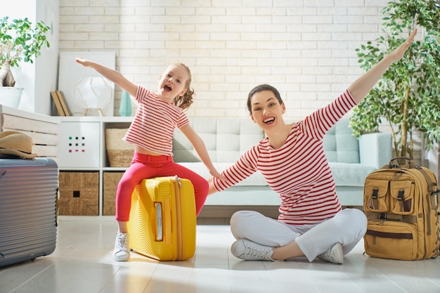 Famiglia che si prepara per il viaggio