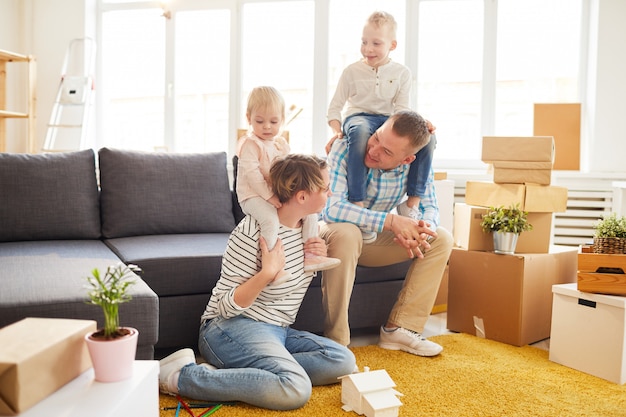 Famiglia che si prepara per lo spostamento