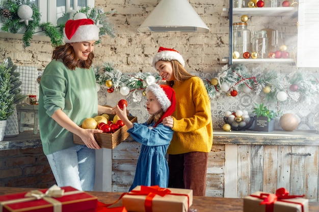 famiglia che si prepara per Natale