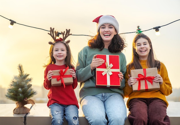 famiglia che si prepara per Natale