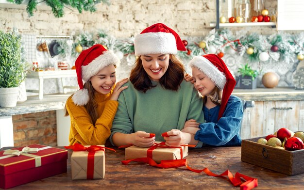 famiglia che si prepara per Natale