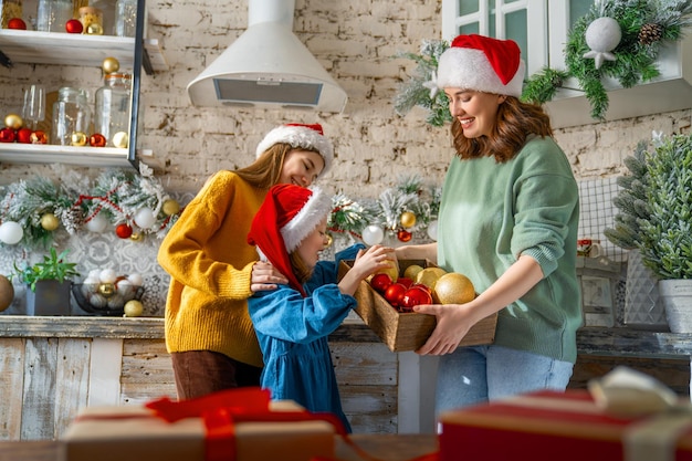 famiglia che si prepara per Natale