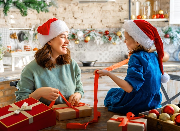 famiglia che si prepara per Natale