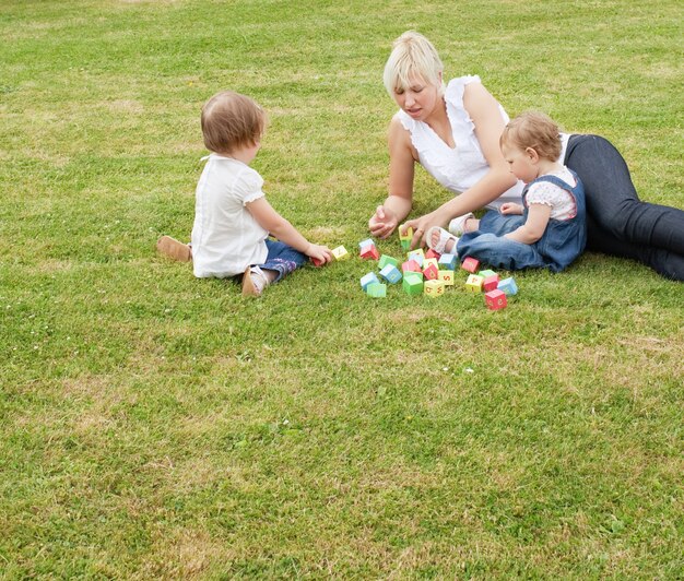 Famiglia che si siede nell&#39;erba